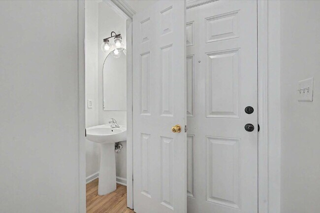 Building Photo - Townhome in Desirable Hedingham Community
