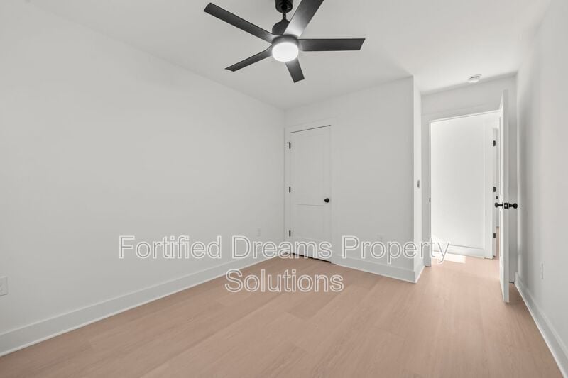 Building Photo - 806 W Dameron Ave