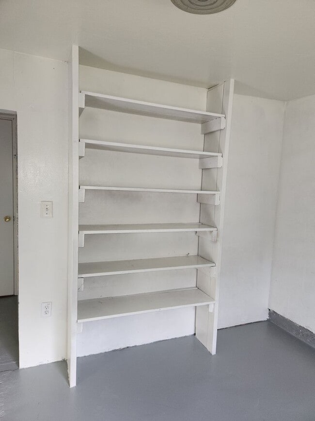 Building Photo - 3-bedroom 1 bath single family dwelling