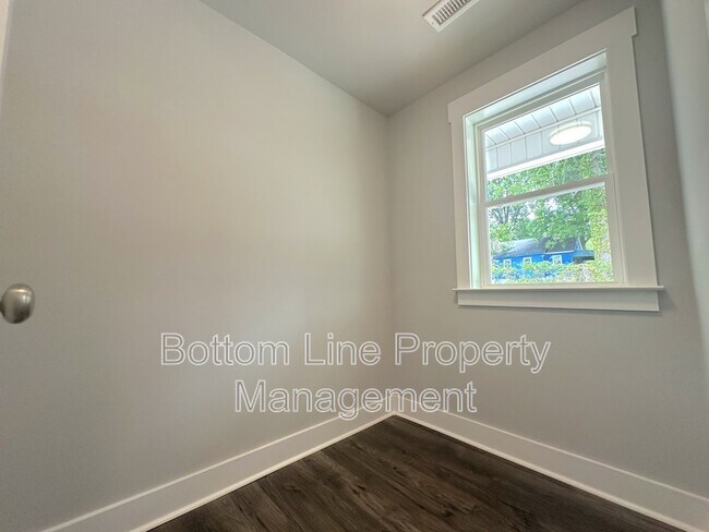 Building Photo - 2927 Burgess Dr