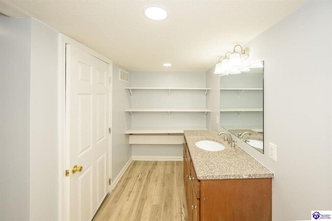 Building Photo - 102 Crabtree Dr