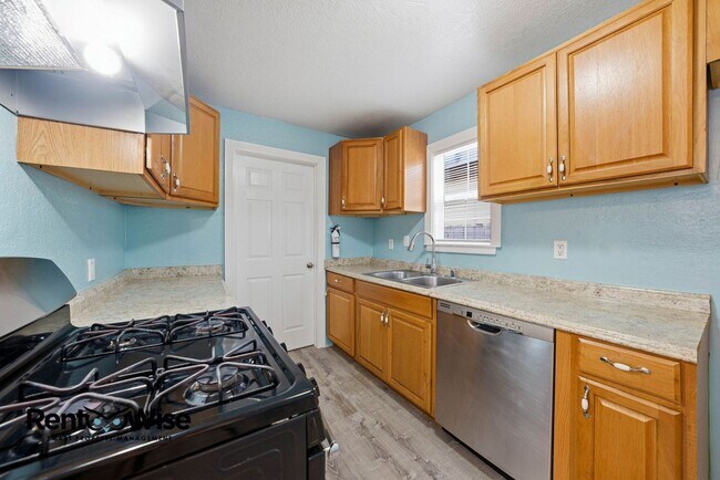 Building Photo - 657 Hurlingame Ave