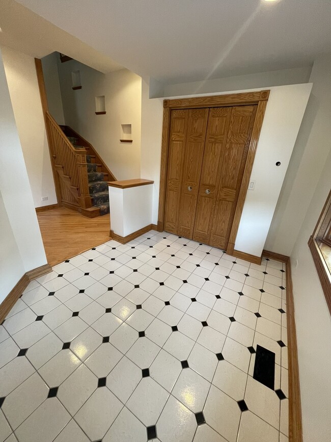 Building Photo - 3857 N Hermitage Ave