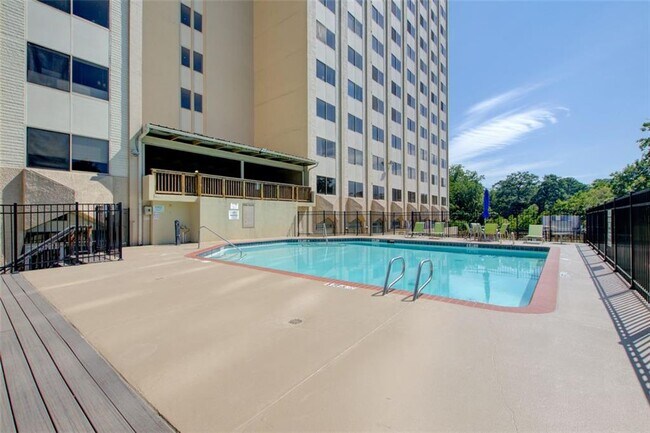 Building Photo - 2479 Peachtree Rd