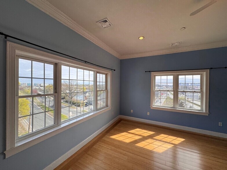 Building Photo - 472 Revere St