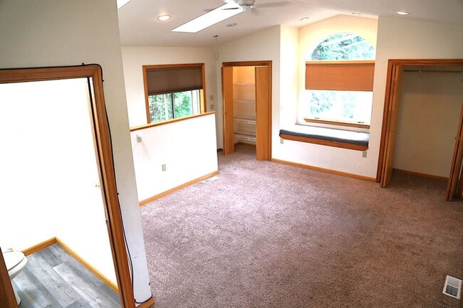 Building Photo - 4 bed 3 bath home, Lease through June 2027