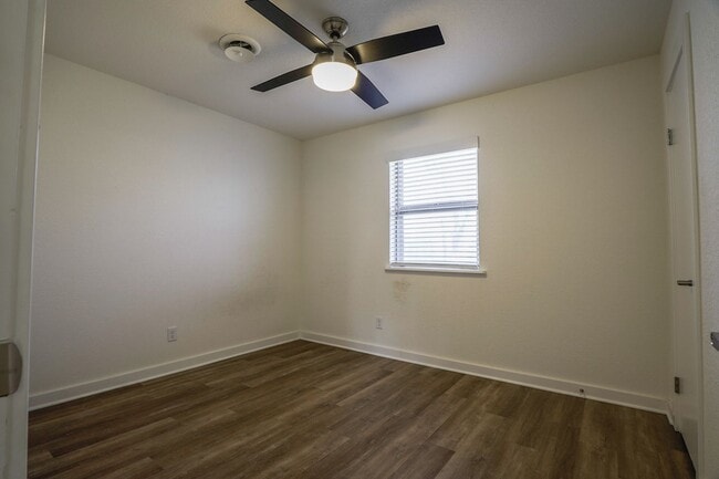 Building Photo - 3 Bedroom 2 Bath home on HUGE lot in Farmington!