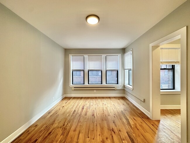 Building Photo - 4422 N Wolcott Ave