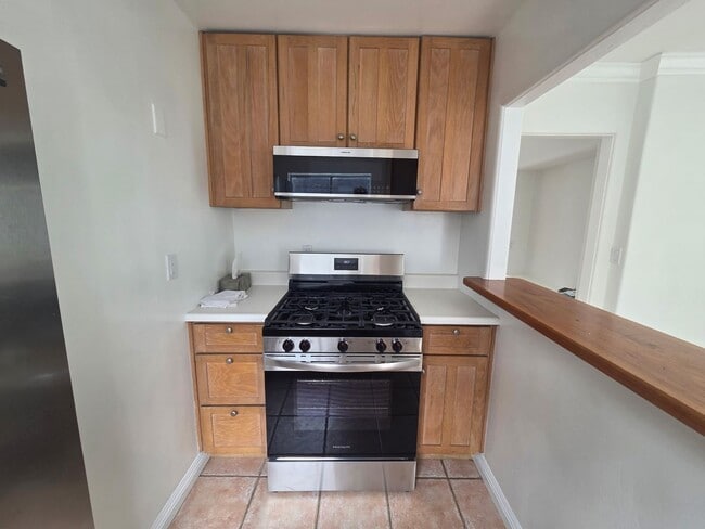 Building Photo - Charming 2 Bed 1 bath "monthly rental" in ...