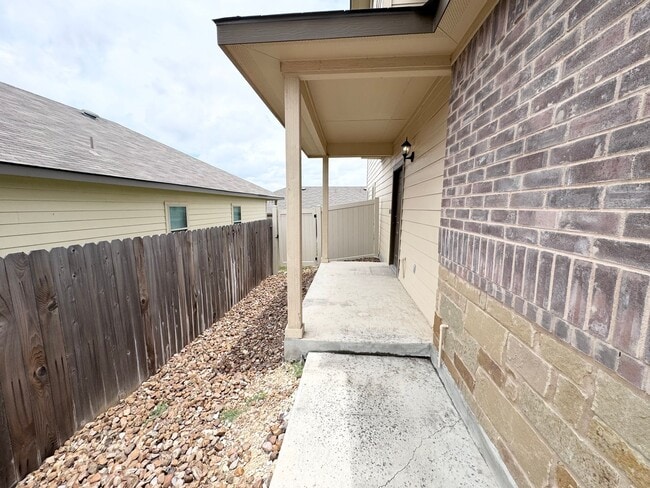 Building Photo - Two Story Townhome in New Braunfels