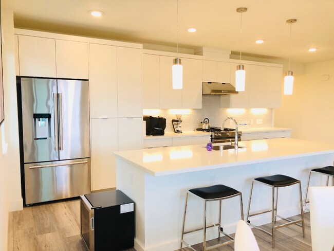 Building Photo - 3578 Rambla Pl