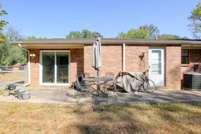 Building Photo - 554 Roselawn Dr