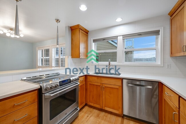 Building Photo - Charming Victorian-style craftsman 3-Bedroom Townhouse with 2.5 Baths – 1610 Sq Ft of Comfortable...