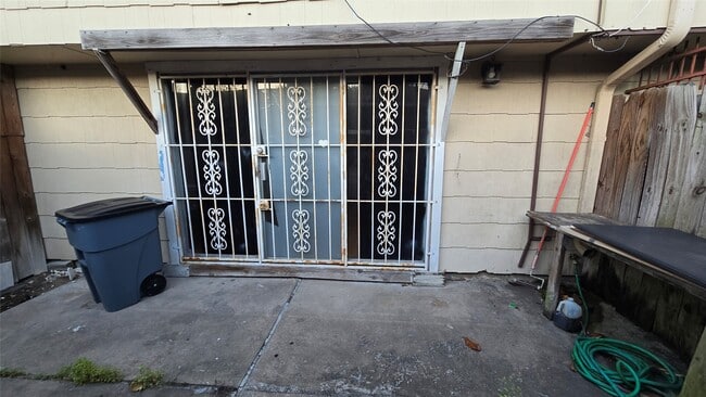 Building Photo - 7913 Grove Ridge Dr