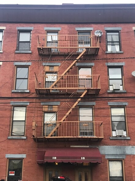 Building Photo - 16 Westervelt Pl
