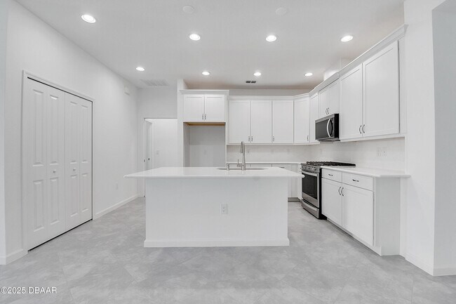 Building Photo - 215 Summertime Pl