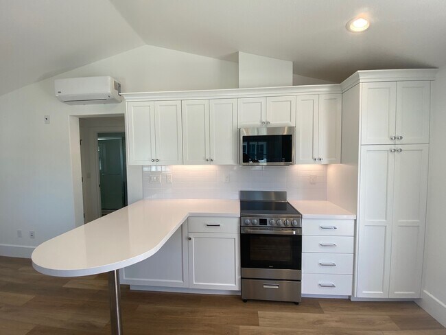 Building Photo - 205 Oak Tree Cir