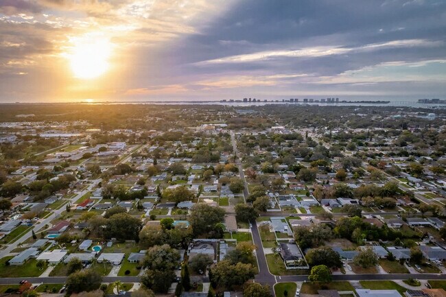 Building Photo - 1341 Bayview Dr