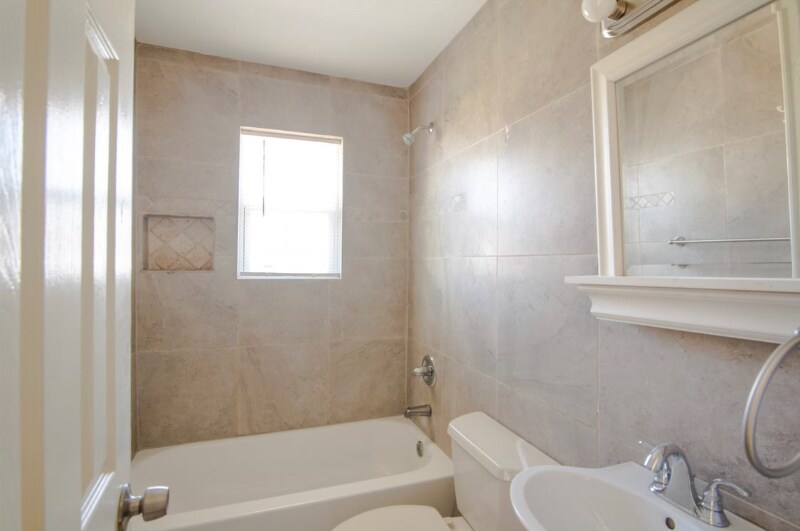 Building Photo - 3521 Hilton Dr