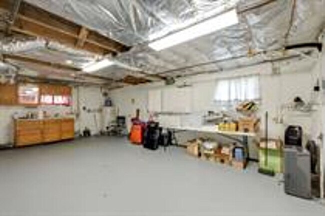 Building Photo - Beautiful Brick Home In A Desirable Location