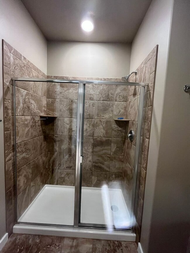 Building Photo - 3 bed 2.5 Bath Condo with 2 car garage