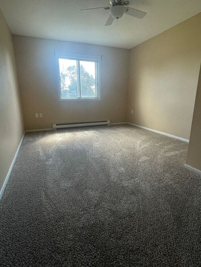 Building Photo - Chanhassen Town Home, All New Carpet/Floor...