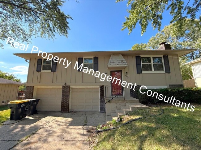 Building Photo - 3 Bedroom Split-Level Home in Sought-After...
