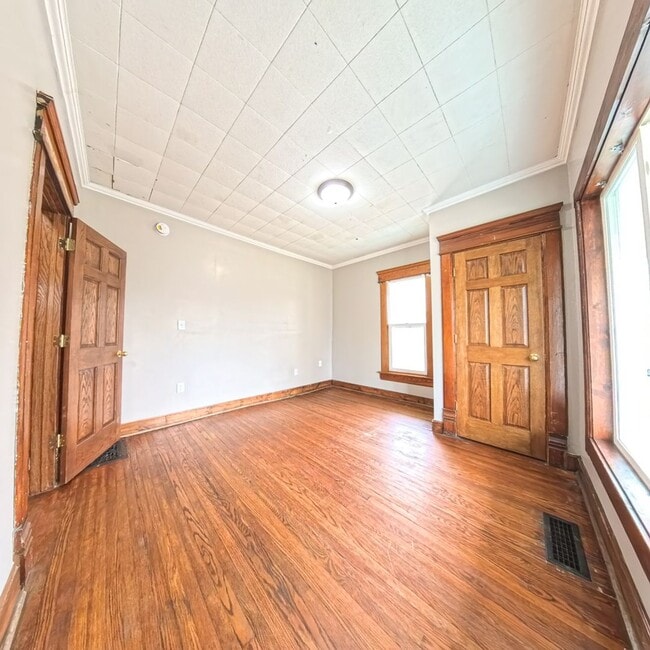 Building Photo - Spacious 5 bedroom 2 Bath Home