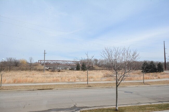 Building Photo - Exceptional townhouse with premium feature...