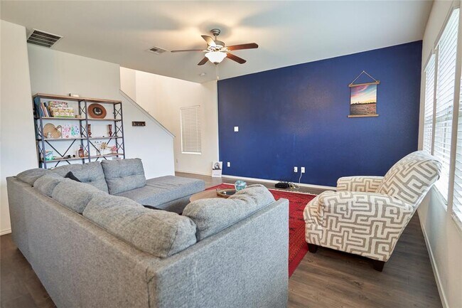 Building Photo - 105 Comet Dr