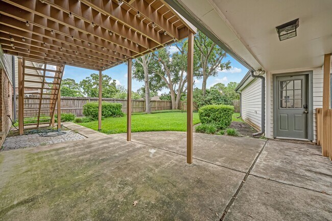 Building Photo - 16326 Heatherdale Dr