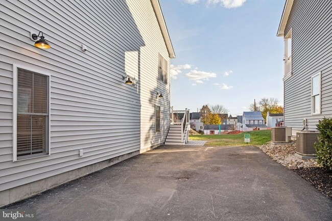 Building Photo - 40 Evergreen Ln