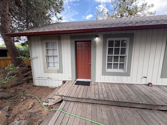 Primary Photo - COZY 1 BEDROOM, 1 BATH APARTMENT LOCATED I...