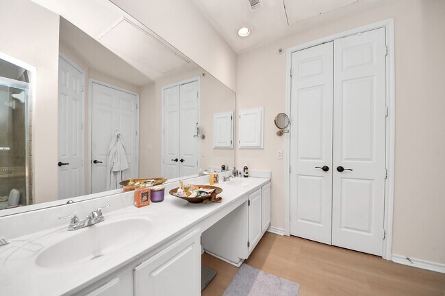 Building Photo - 2400 McCue Rd