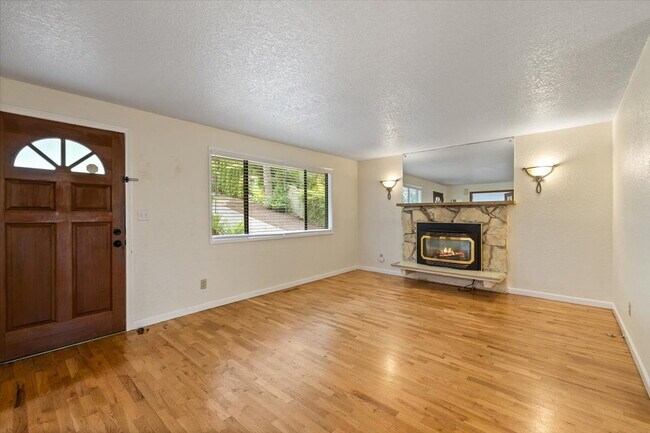 Building Photo - Spacious 3 bed 2.5 bath in Eastgate neighborhood.
