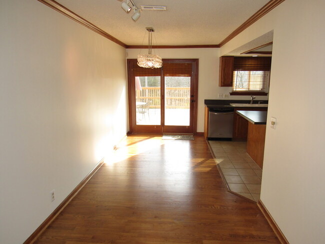Building Photo - Huntington Ridge condo- one level!