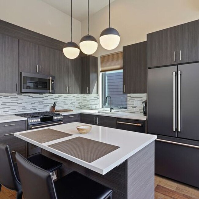 Building Photo - Modern Luxury and Prime Location: Fully Fu...