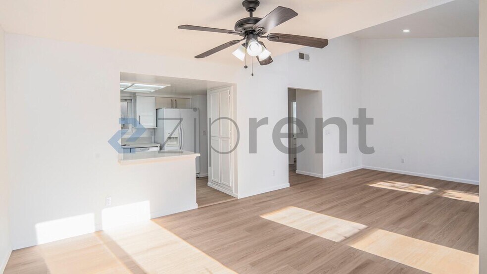 Building Photo - Unit