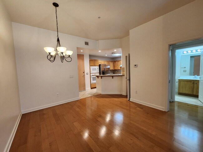 Building Photo - Luxury Mid-rise Condo unit  located on the...