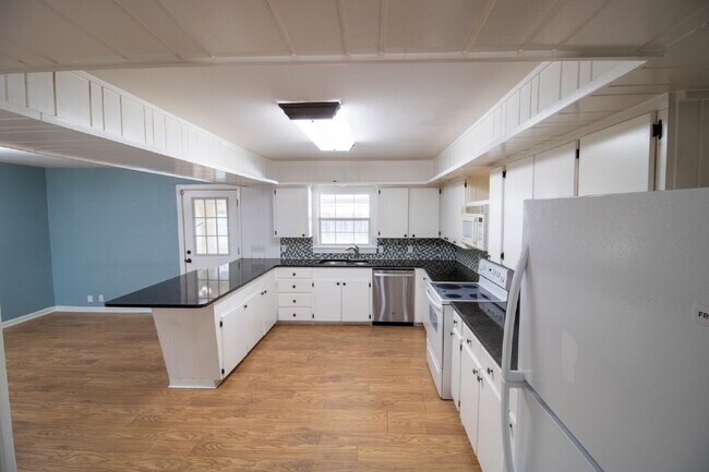 Building Photo - Spacious 3-bedroom home!
