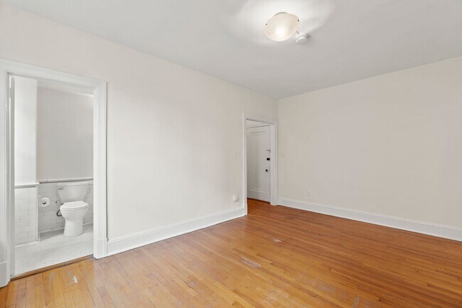 Building Photo - Adams Morgan Condo | Studio | 1 Bath | 380 Sf