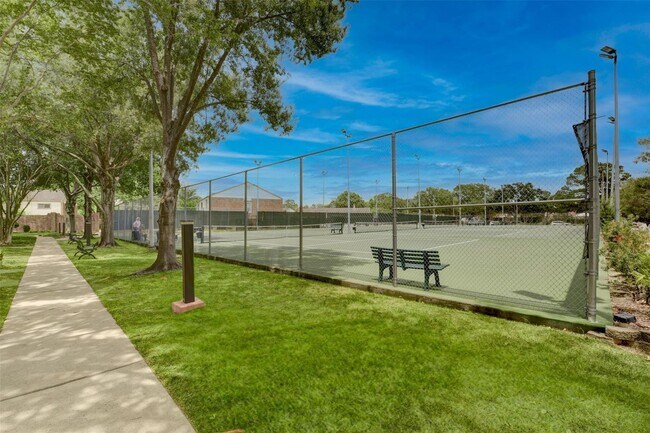 Building Photo - 3 BD / 2.5 BR Townhome in Memorial Club co...