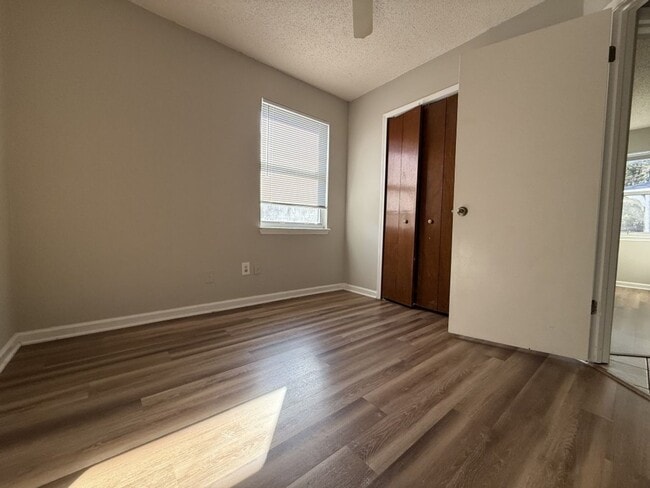 Building Photo - Charming 3/2 in Orange Park