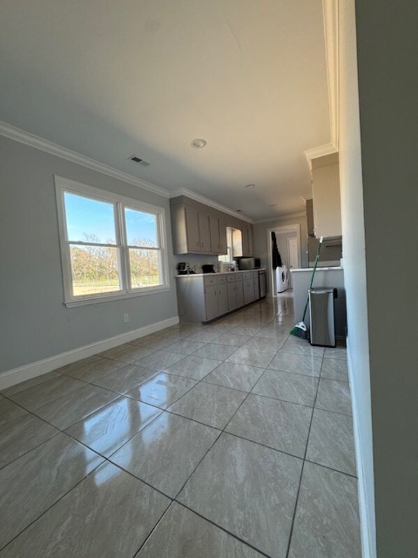 Building Photo - 584 Lakeview Rd