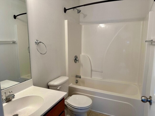 Building Photo - 450 Delmont Dr