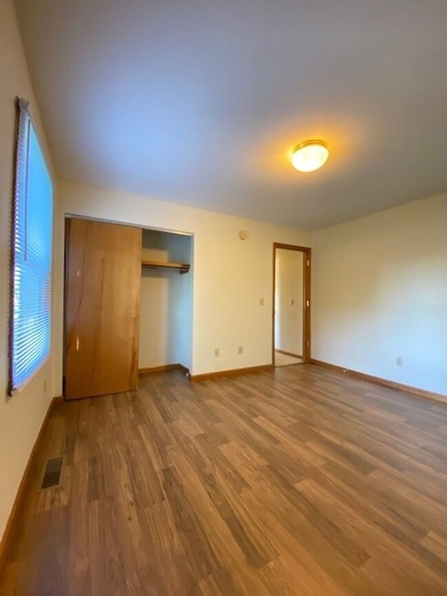Building Photo - 214 Stonewall Ct
