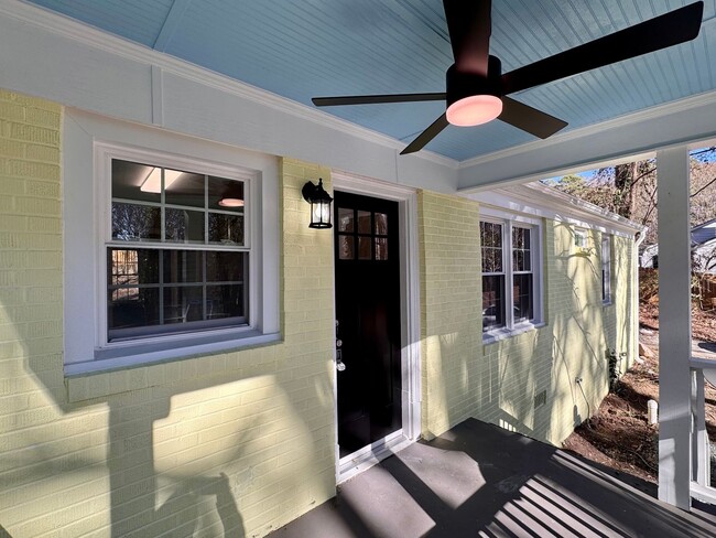 Building Photo - Renovated 3BR Near UNC Law School