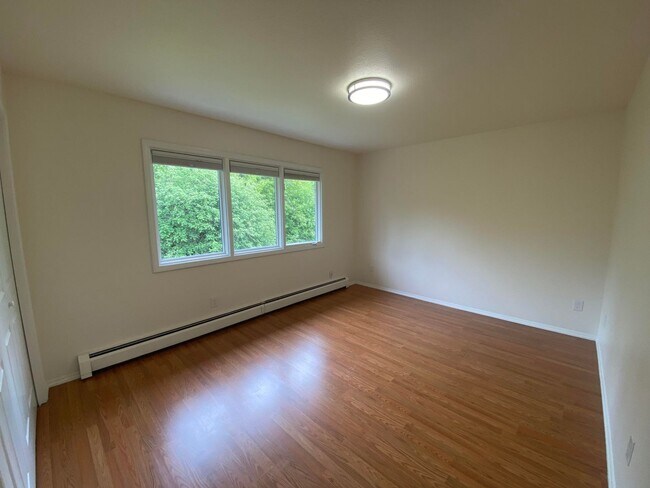 Building Photo - A 3 bed, 2.5 bath home that has been meticulously well kept!