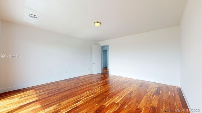 Building Photo - 16580 Sunset Way