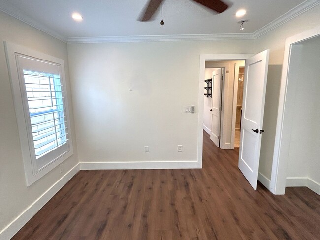 Building Photo - 247 W Woodland Oaks Dr